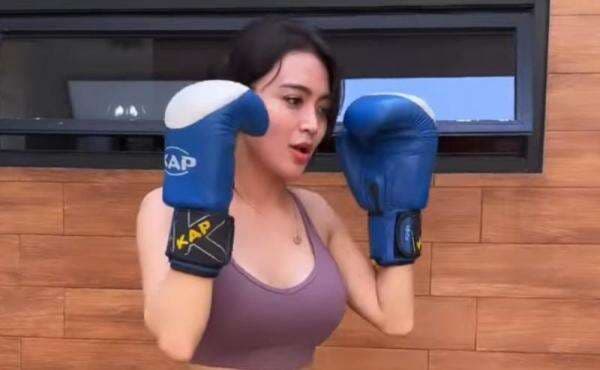 Wika Salim Unggah Latihan Tinju dengan Pakaian Seksi, Netizen: Membara Banget Wika Salim Unggah Latihan Tinju dengan Pakaian Seksi, Netizen: Membara Banget
