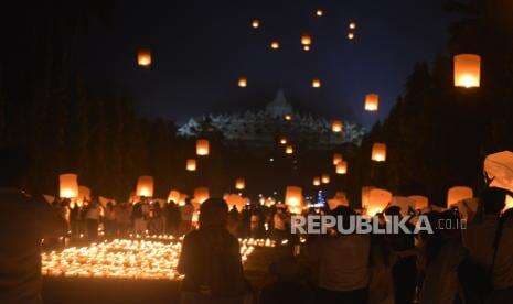 In Picture: Puncak Perayaan Waisak, 2022 Lampion Perdamaian Diterbangkan di Candi Borobudur