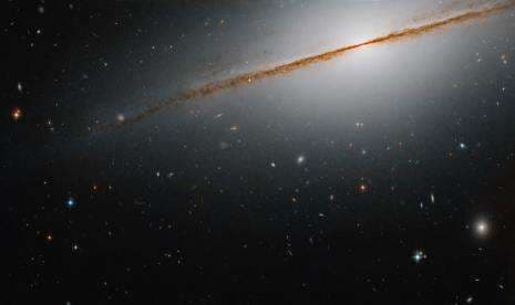 Teleskop Hubble Tangkap Foto Galaksi Berdebu Mirip Topi Meksiko