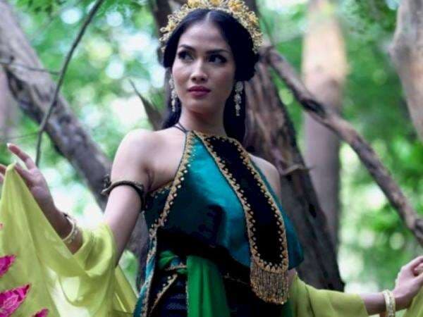 Netizen Sebut 'KKN di Desa Penari' Kurang Seram, Hantunya Badarawuhi Terlalu Cantik Netizen Sebut 'KKN di Desa Penari' Kurang Seram, Hantunya Badarawuhi Terlalu Cantik