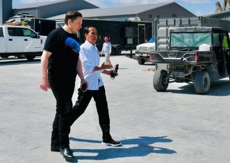 Pakai Sepatu Produk Lokal Saat Bersua Elon Musk, Jokowi Dipuji Warga Malaysia