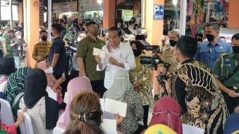 Presiden Jokowi Salurkan Bantuan dan Bagikan Sembako di Bogor