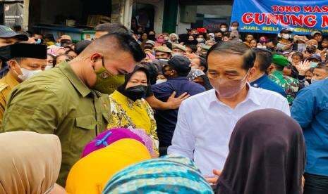 Keriuhan Warga di Pasar Gunung Batu Bogor Saat Jokowi Bagikan Bantuan