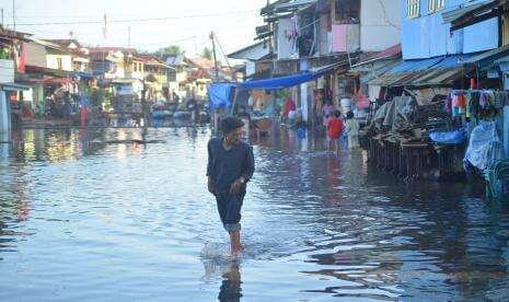 In Picture: Banjir Rob Menggenangi Permukiman Penduduk di Kota Padang
