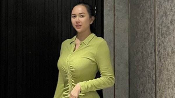 Potret Aura Kasih Pakai Dress Ketat Bikin Netizen Pusing, Body Goals Tiada Tanding!
