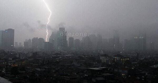 Waspada! Hujan Disertai Petir Melanda 2 Wilayah Jakarta di Siang Hari
