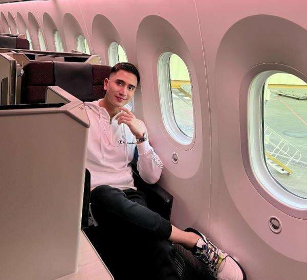 Verrell Bramasta Tampil Kasual saat di Pesawat, Netizen: Ganteng Banget Jodohnya Cici Wilo Verrell Bramasta Tampil Kasual saat di Pesawat, Netizen: Ganteng Banget Jodohnya Cici Wilo