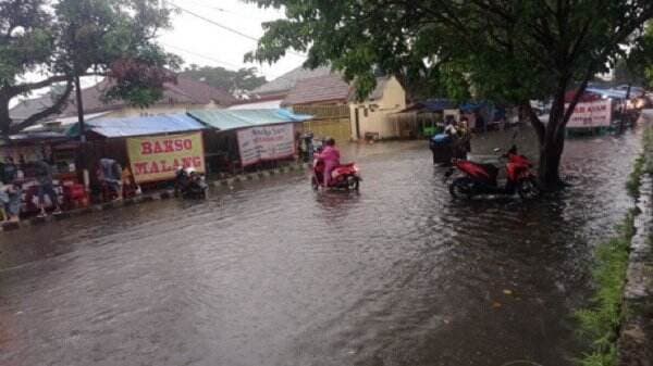 Sejumlah Jalan di Rangkasbitung Lebak Kebanjiran, Banyak Pengendara Motor Terjebak