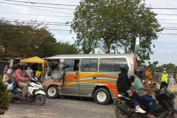 Minibus Jumbo Aceh Timur Tabrak Truk Sampah, Enam Penumpang Luka-Luka