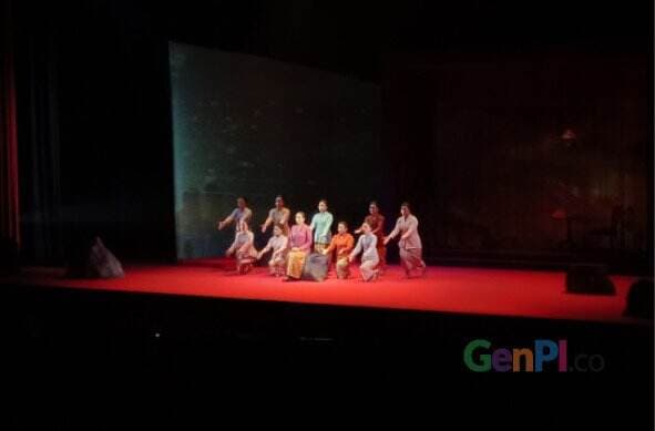 Malam Ini, Monolog Tegak Setelah Ombak Dipentaskan Happy Salma Malam Ini, Monolog Tegak Setelah Ombak Dipentaskan Happy Salma