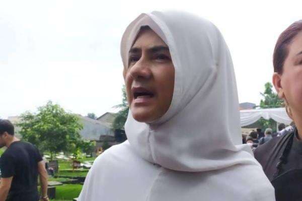 Ivo Nilakreshna Dimakamkan Satu Liang dengan Anak, Astri Ivo: Enggak Mau Jauh-jauh Ivo Nilakreshna Dimakamkan Satu Liang dengan Anak, Astri Ivo: Enggak Mau Jauh-jauh