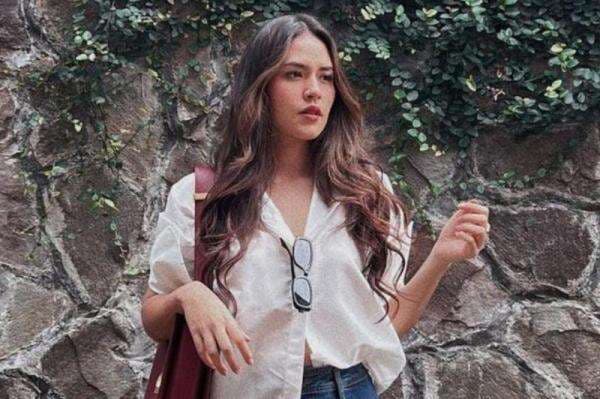Intip OOTD Raisa, Tampil Calssy Berbalut Kemeja Putih dan Highwast Jeans Intip OOTD Raisa, Tampil Calssy Berbalut Kemeja Putih dan Highwast Jeans