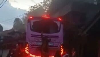 Foto-Foto Kecelakaan Maut Bus Pariwisata di Ciamis, Rumah dan Motor Hancur Ditabrak