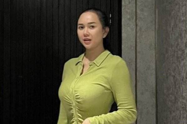 Aura Kasih Tampil Berbalut Mini Dress Hijau, Body Goals-nya Aduhai Bikin Netizen Terpukau: Hot Mom