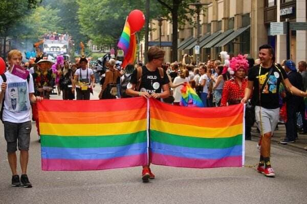 Kibarkan Bendera LGBT, Kedubes Inggris Diprotes