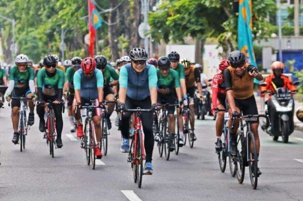 Eri-Armuji Kenalkan Wisata Surabaya ke Peserta Bromo KOM Challange Eri-Armuji Kenalkan Wisata Surabaya ke Peserta Bromo KOM Challange