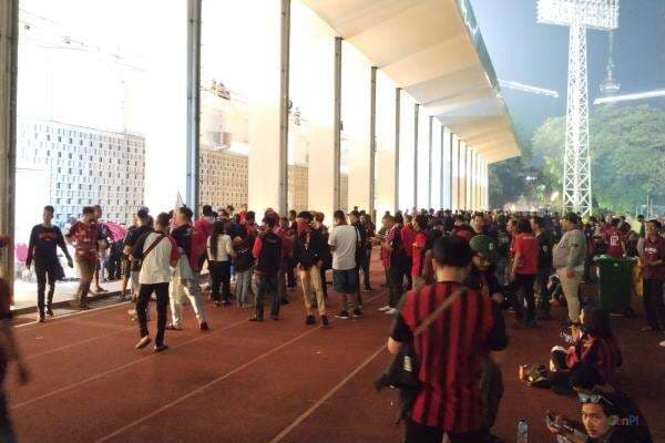 Milanisti Indonesia Gelar Nobar AC Milan di Stadion Madya Milanisti Indonesia Gelar Nobar AC Milan di Stadion Madya