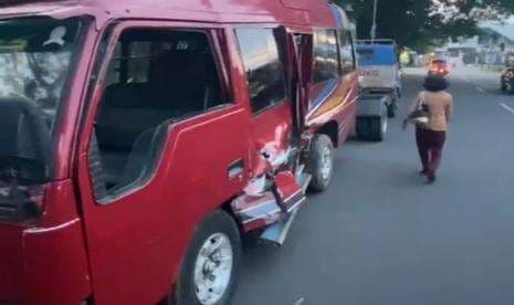 Nyelonong di Perlintasan, Minibus Tertabrak Kereta Wisata Nyelonong di Perlintasan, Minibus Tertabrak Kereta Wisata