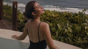 Seksinya Ariel Tatum Berendam Pakai Swimsuit Hitam, Netizen: Kamu Mandi, Kami yang Kepanasan Seksinya Ariel Tatum Berendam Pakai Swimsuit Hitam, Netizen: Kamu Mandi, Kami yang Kepanasan