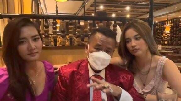 Aspri Hotman Paris Buka-bukaan soal Gaji Rp15 Juta per Bulan, Harus Nemenin Syuting sampai Siap Dipeluk-peluk? Aspri Hotman Paris Buka-bukaan soal Gaji Rp15 Juta per Bulan, Harus Nemenin Syuting sampai Siap Dipeluk-peluk?