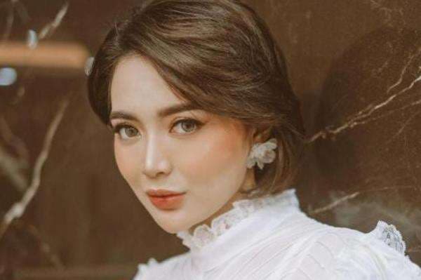 Wika Salim Tampil dengan Rambut Pendek, Netizen Sebut Mirip Kim Sejeong Wika Salim Tampil dengan Rambut Pendek, Netizen Sebut Mirip Kim Sejeong