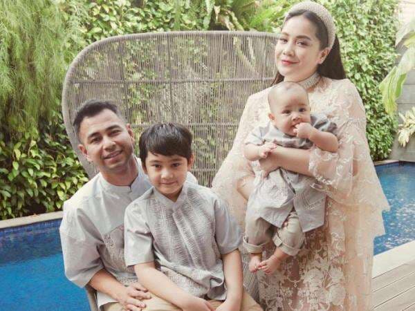 Netizen Ribut Raffi Ahmad Tak Unggah Konten Anak dan Istri: Di Rumah Mimi Bayuh? Netizen Ribut Raffi Ahmad Tak Unggah Konten Anak dan Istri: Di Rumah Mimi Bayuh?