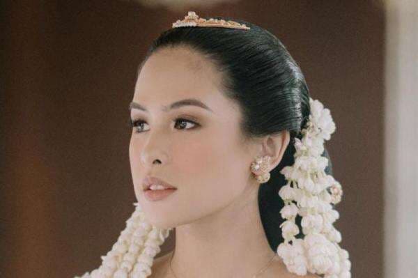 Maudy Ayunda Memesona dengan Makeup Soft di Momen Nikah, Ternyata Ada Fakta Menarik di Belakangnya! Maudy Ayunda Memesona dengan Makeup Soft di Momen Nikah, Ternyata Ada Fakta Menarik di Belakangnya!