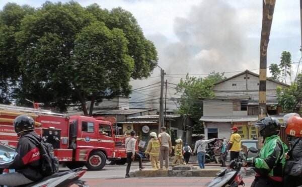 Kebakaran Lalap Rumah di Permukiman Padat Penduduk di Kebayoran Lama, 27 Mobil Damkar Meluncur