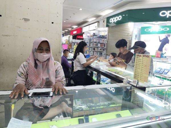 Ini Tarif Servis Pasang LCD dan Baterai Handphone di ITC Roxy Mas Ini Tarif Servis Pasang LCD dan Baterai Handphone di ITC Roxy Mas