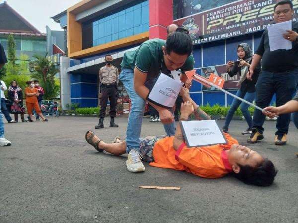 Rekonstruksi Pembunuhan di 7 Ulu, Berlangsung di Depan Mapolrestabes Palembang Rekonstruksi Pembunuhan di 7 Ulu, Berlangsung di Depan Mapolrestabes Palembang