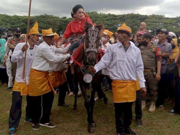 Bukan Hal Biasa di Daerah Ini, Ratusan Kuda Tiba-tiba Menari Saat Ditunggangi Gadis Cantik Bukan Hal Biasa di Daerah Ini, Ratusan Kuda Tiba-tiba Menari Saat Ditunggangi Gadis Cantik
