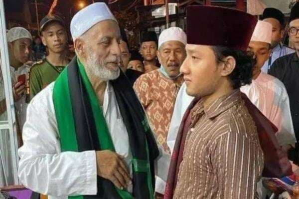 Mengenal Gus Thuba, Sosok yang Tangannya Dicium Habib Qodir Al-Haddar Mengenal Gus Thuba, Sosok yang Tangannya Dicium Habib Qodir Al-Haddar