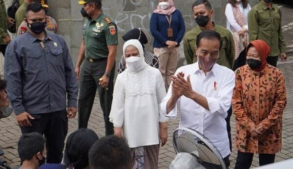 Usai Nikahkan Adiknya, Jokowi Bertemu Para Seniman Rakyat di Taman Balekambang Solo