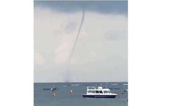 Viral Waterspout Muncul di Pantai Sanur Bali, BMKG Minta Nelayan Menjauh Viral Waterspout Muncul di Pantai Sanur Bali, BMKG Minta Nelayan Menjauh