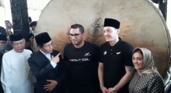 Sholat Jumat di Masjid Istiqlal, Mesut Ozil Tampil Ganteng Pakai Kopiah Hitam Sholat Jumat di Masjid Istiqlal, Mesut Ozil Tampil Ganteng Pakai Kopiah Hitam