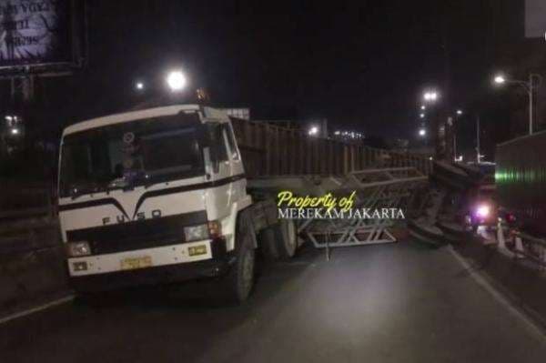 Truk Kontainer Terguling di Flyover Latumenten, Arus Lalu Lintas Macet Total Truk Kontainer Terguling di Flyover Latumenten, Arus Lalu Lintas Macet Total
