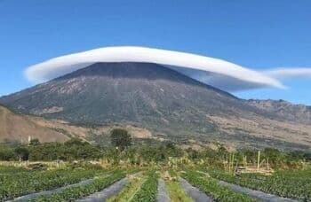 4 Fenomena Alam Gunung Bertopi yang Pernah Terjadi di Indonesia, Cantik dan Langka! 4 Fenomena Alam Gunung Bertopi yang Pernah Terjadi di Indonesia, Cantik dan Langka!