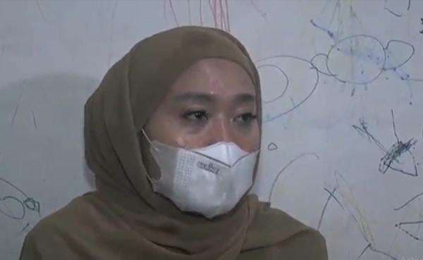 Video Viral Perempuan Berhijab Pamer Dada, Minta Maaf usai Dihujat Netizen Video Viral Perempuan Berhijab Pamer Dada, Minta Maaf usai Dihujat Netizen