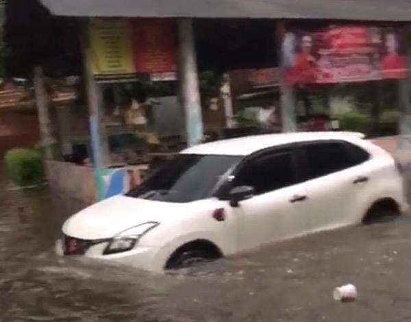 Mobil Terjebak Banjir di Jalan Kemuning Raya gegara Hujan Lebat