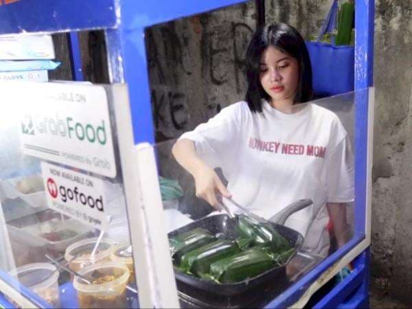 Mantan JKT48 Melati Sesilia Kini Jualan Nasi Bakar, Pembeli Ada yang dari Luar Kota Mantan JKT48 Melati Sesilia Kini Jualan Nasi Bakar, Pembeli Ada yang dari Luar Kota
