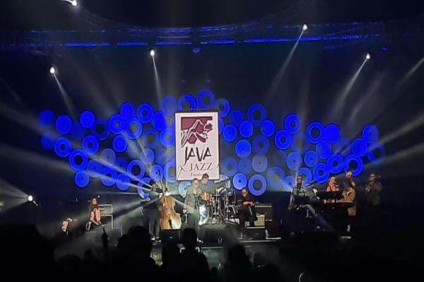 Candra Darusman dan Sandhy Sondoro Goyang Panggung Java Jazz Festival, Bawakan Lagu Dibatas Waktu Candra Darusman dan Sandhy Sondoro Goyang Panggung Java Jazz Festival, Bawakan Lagu Dibatas Waktu