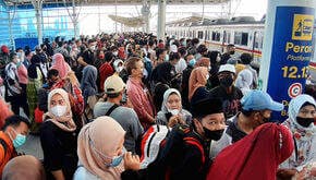 Rute Tanah Abang - Bogor Dihapus, Penumpang Menumpuk di Stasiun Manggarai Rute Tanah Abang - Bogor Dihapus, Penumpang Menumpuk di Stasiun Manggarai
