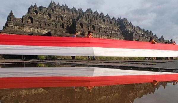 Hari Lahir Pancasila, Merah Putih Sepanjang 1 Km Membentang di Candi Borobudur