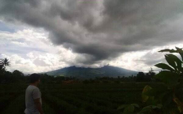 Gunung Dempo Erupsi, Hujan Abu Vulkanik Sejauh 5 Kilometer