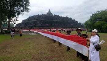 Hari Lahir Pancasila, 1.000 Meter Bendera Merah Putih Kelilingi Candi Borobudur