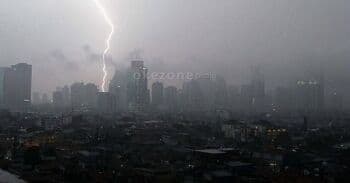 Waspada! Hujan Disertai Petir Mengguyur 2 Wilayah Jakarta Siang Ini