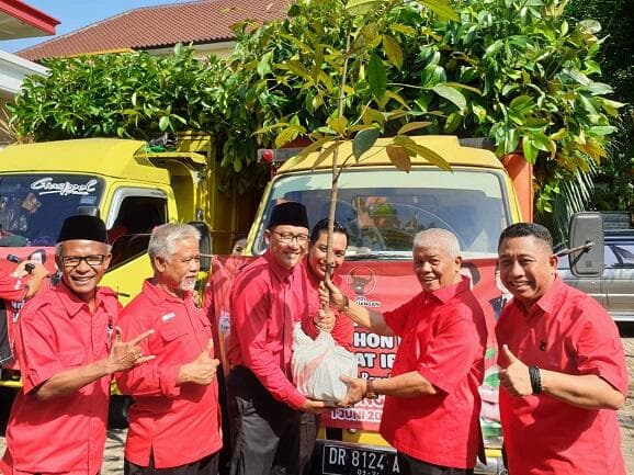 Peringati Hari Lahir Pancasila, PDIP Bagi-Bagi Pohon Manggis untuk Rumah Ibadah
