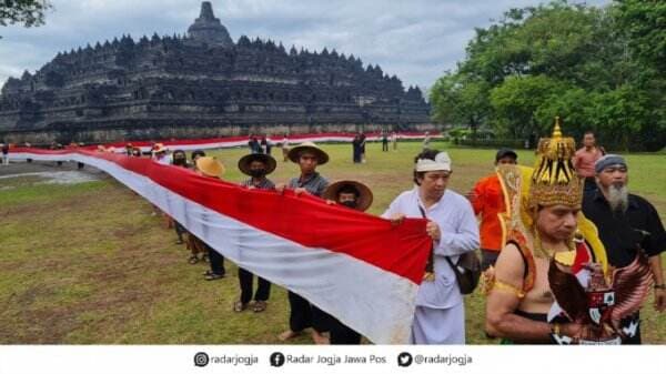 Merah Putih 1 Km Kelilingi Candi Borobudur