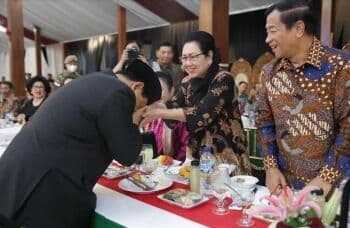 Air Mata Prabowo Tumpah saat Bertemu Istri Jenderal Kopassus Legendaris