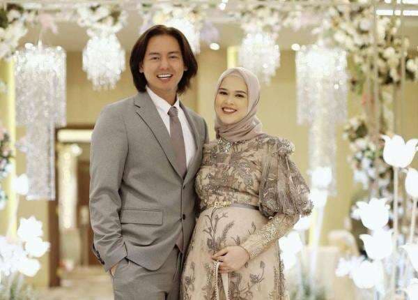 6 Pasangan Artis dengan Pernikahan Jauh Beda Usia, Nomor 4 Bikin Geleng Kepala 6 Pasangan Artis dengan Pernikahan Jauh Beda Usia, Nomor 4 Bikin Geleng Kepala